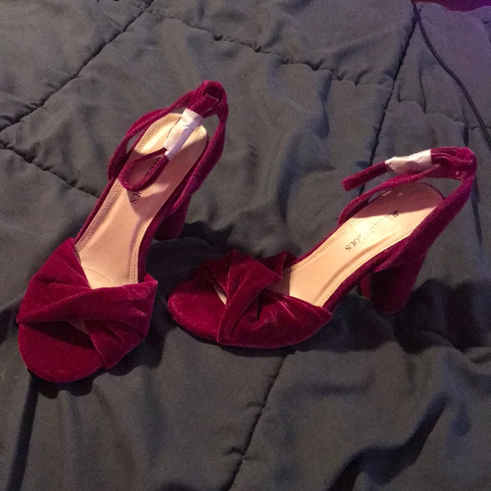 NWT - JUST FABULOUS Velvet Maroon Strap Pumps